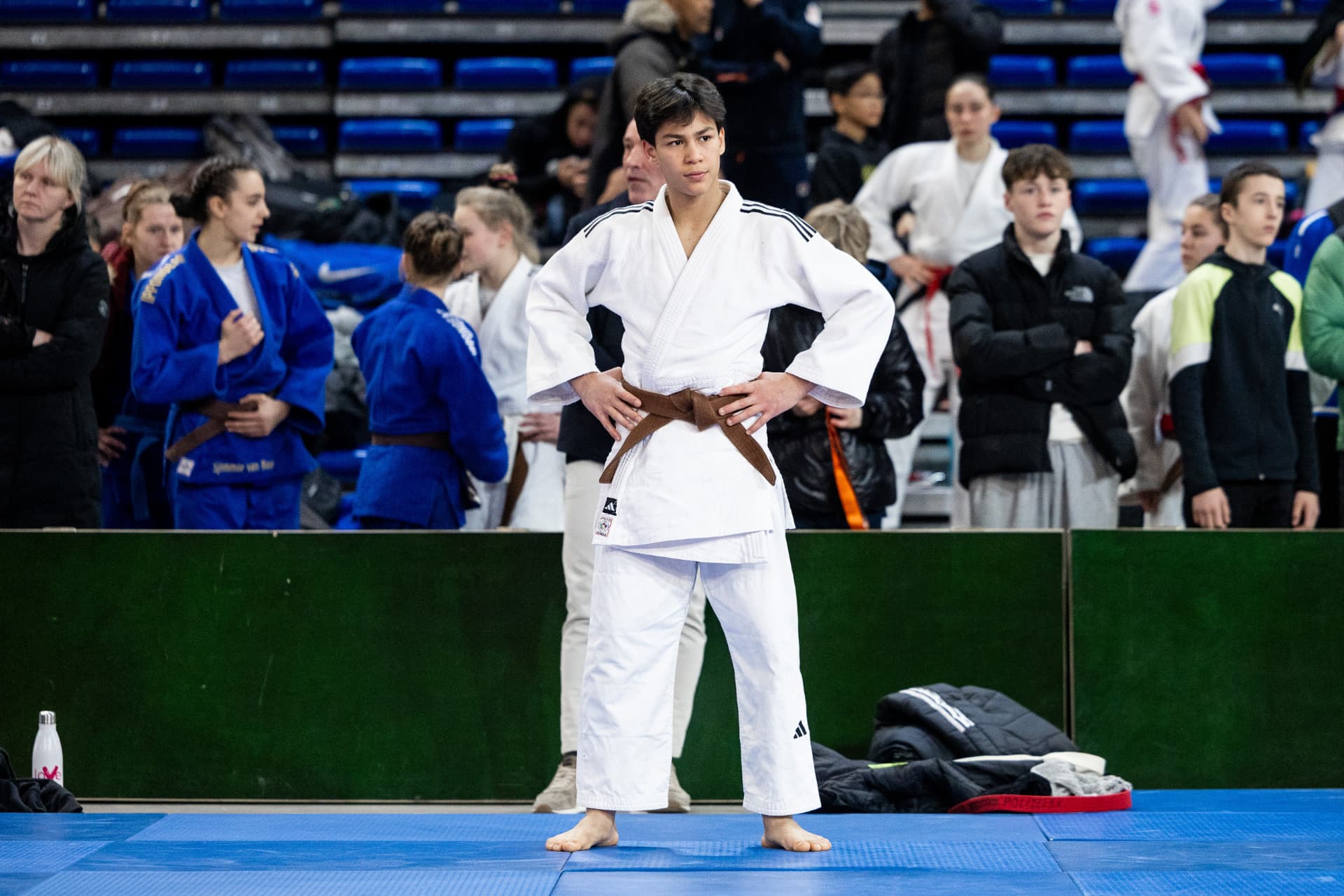 Xavio langs de mat tijdens een judotoernooi